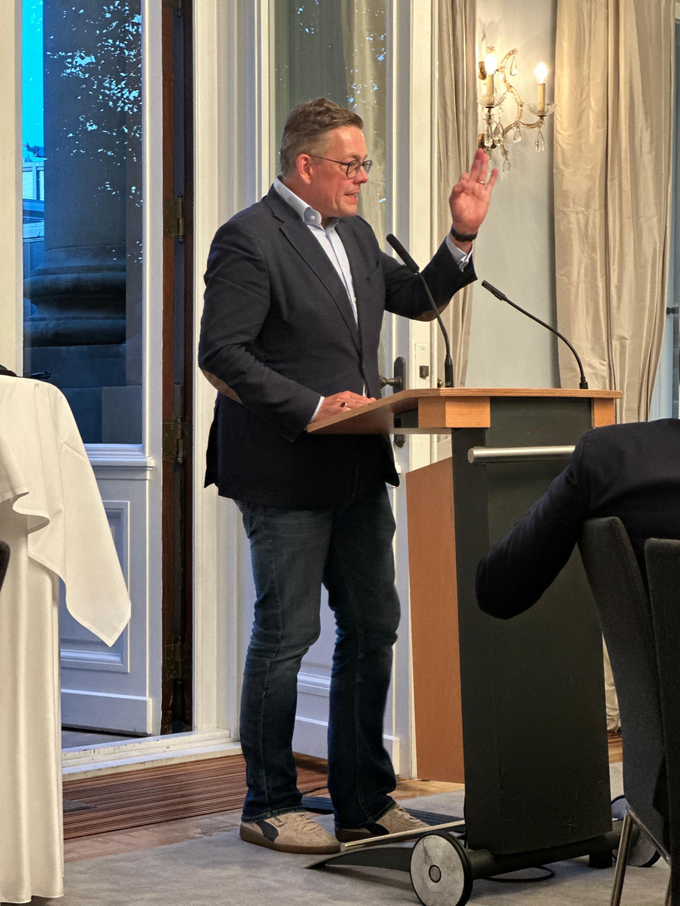 Dr. Konstantin von Notz MdB, stellvertretender Vorsitzender der Bundestagsfraktion Bündnis 90/Die Grünen, bei seiner Keynote in der Deutschen Parlamentarischen Gesellschaft | BERLINboxx